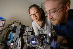 US-Solarforscher Lunt und Zhao im Labor